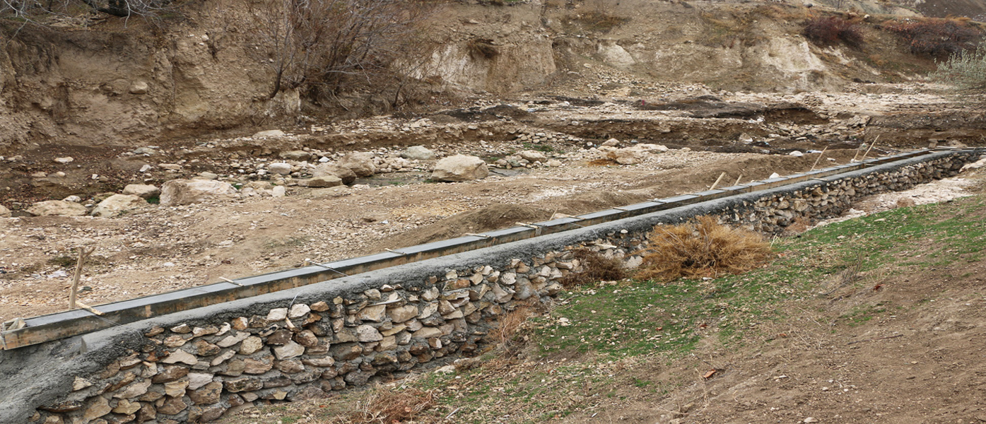 کار ساخت یک دیوار محافظوی همراه با کانال در قریه لب چاه ولسوالی مارمل ولایت بلخ 