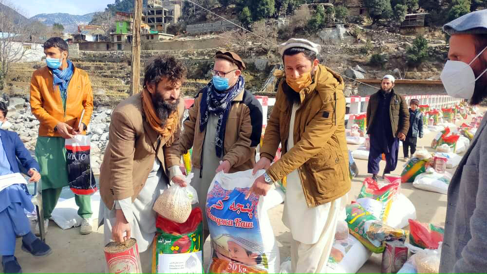 A beneficiary is recieving the Relief Package under Dastarkhwan-e Meli in Wama, district of Nooristan