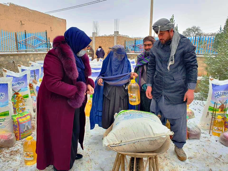A female beneficiary is recieving the Relief Package in Khulm district of Balkh province