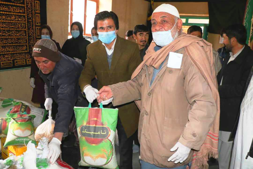 An aged villager recieving the Relief Package under Dastarkhwan-e Meli